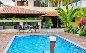 Casa Linear Térrea com Piscina no Atlântico